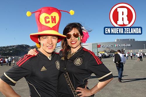 Una pareja sonríe a las afueras del estadio | DANIEL GÁMEZ