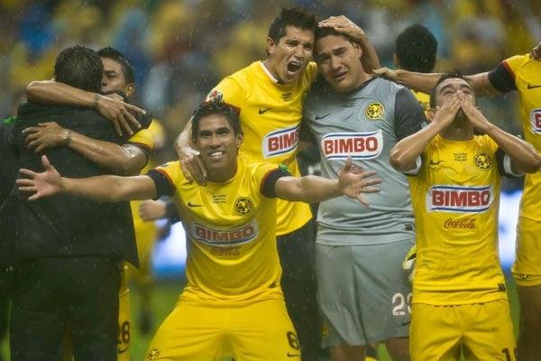 Moisés Muñoz celebra con sus compañeros | CÉSAR VICUÑA