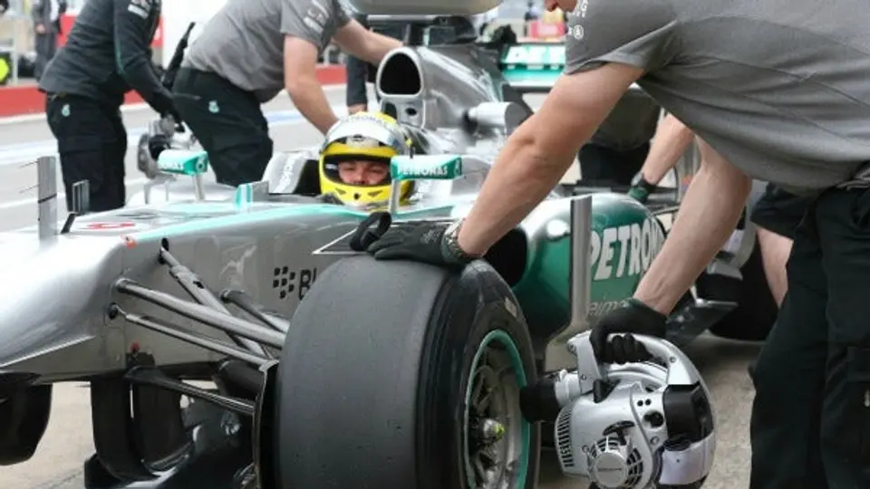 FIA sanciona a Mercedes y Pirelli