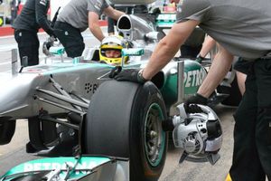 FIA sanciona a Mercedes y Pirelli