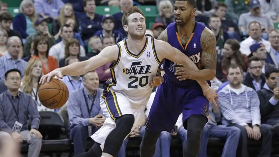 Hornets tratan de convencer a Gordon Hayward