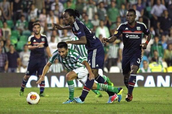 En el empate a 0 goles entre Betis y Lyon; el balón se jugaba intensamente | EFE