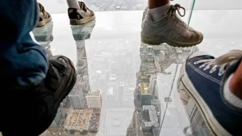 Turistas estrellan cristal de mirador en Chicago