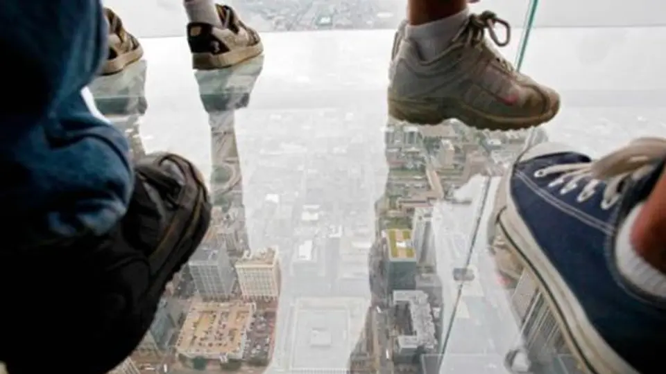 Turistas estrellan cristal de mirador en Chicago