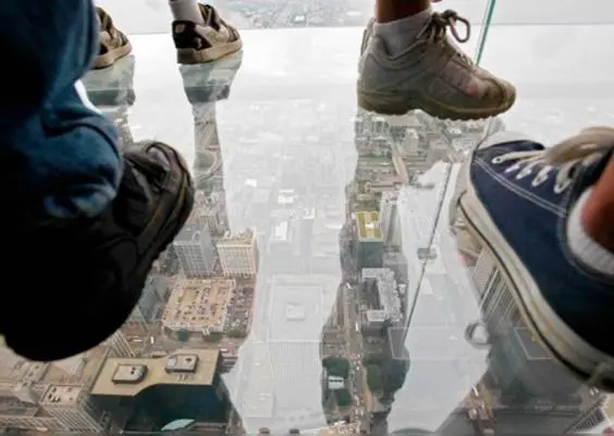 Turistas estrellan cristal de mirador en Chicago