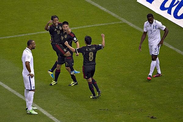 El festejo que tanto esperaba gritar el Azteca fue gracias a Peralta | MEXSPORT