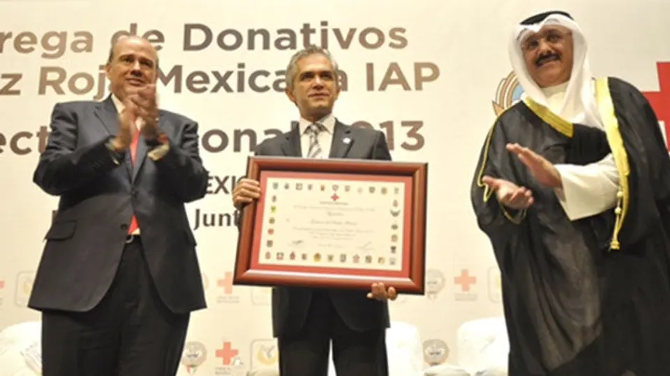 GDF entrega donativo a la Cruz Roja por 7 mdp