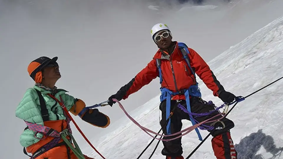 Hombre sin manos y una joven con una sola pierna escalan el Everest