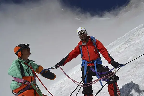 Hombre sin manos y una joven con una sola pierna escalan el Everest