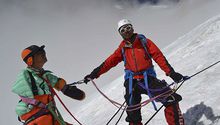 Hombre sin manos y una joven con una sola pierna escalan el Everest
