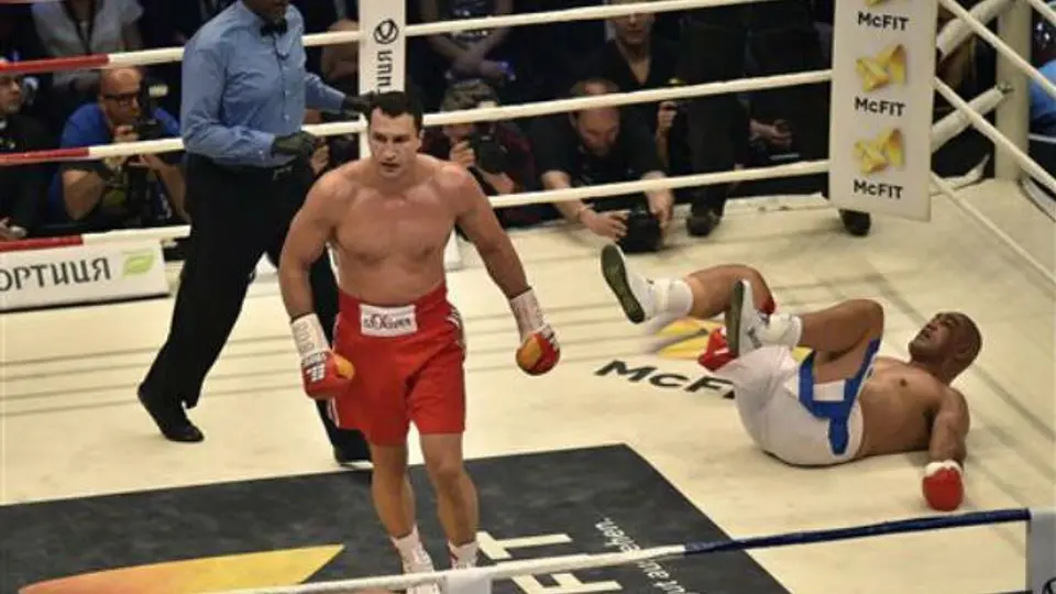 Klitschko noquea a Leapai y retiene póquer de títulos