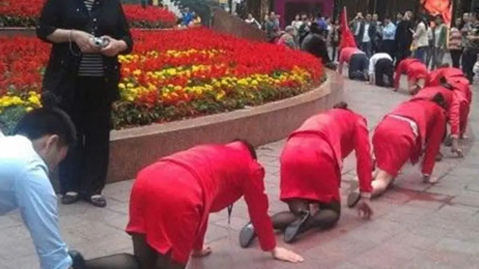 En China, empresario pone a gatear a sus trabajadores