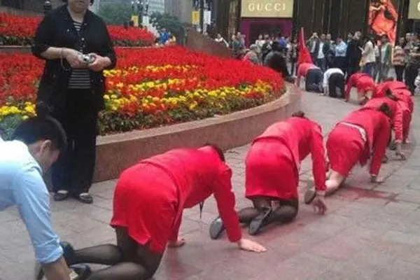 En China, empresario pone a gatear a sus trabajadores