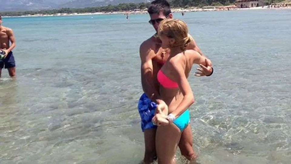 Novak Djokovic y su novia Jelena Ristic vacacionan en la playa