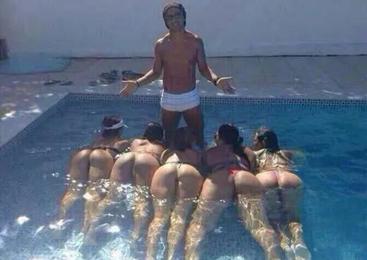 Ronaldinho y su harem de chicas en bikini