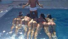 Ronaldinho y su harem de chicas en bikini