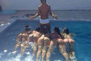 Ronaldinho y su harem de chicas en bikini