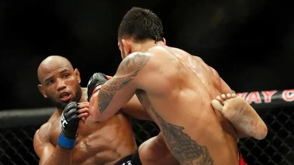 Cubano Yoel Romero derrota a Brad Tavares