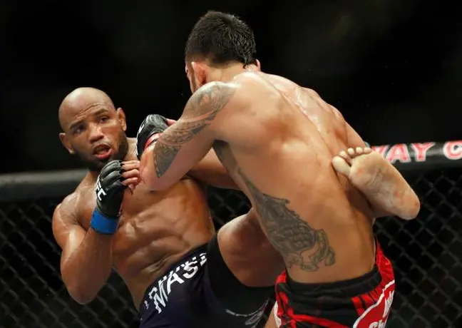 Cubano Yoel Romero derrota a Brad Tavares