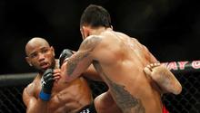 Cubano Yoel Romero derrota a Brad Tavares