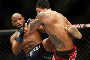 Cubano Yoel Romero derrota a Brad Tavares