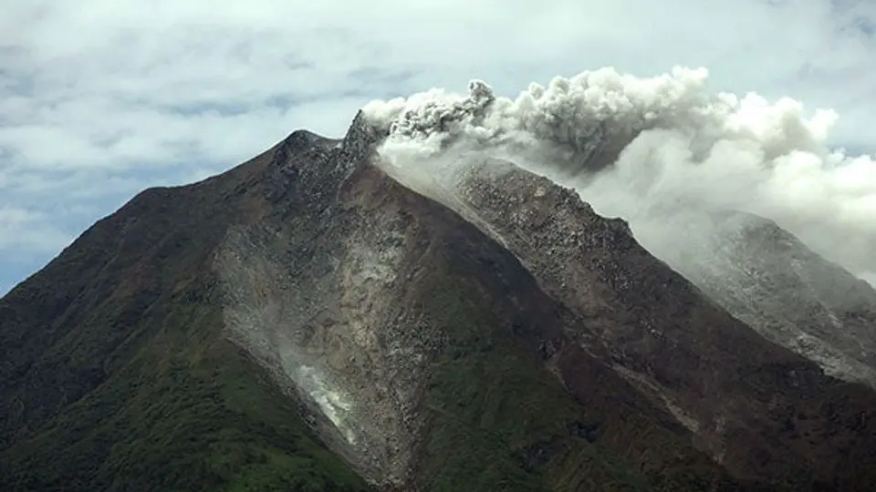 Hace erupción el volcán Sinabun