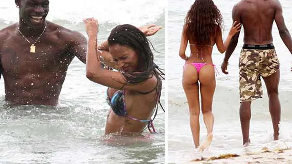 Balotelli y Fanny, dos 'tortolitos' en la playa