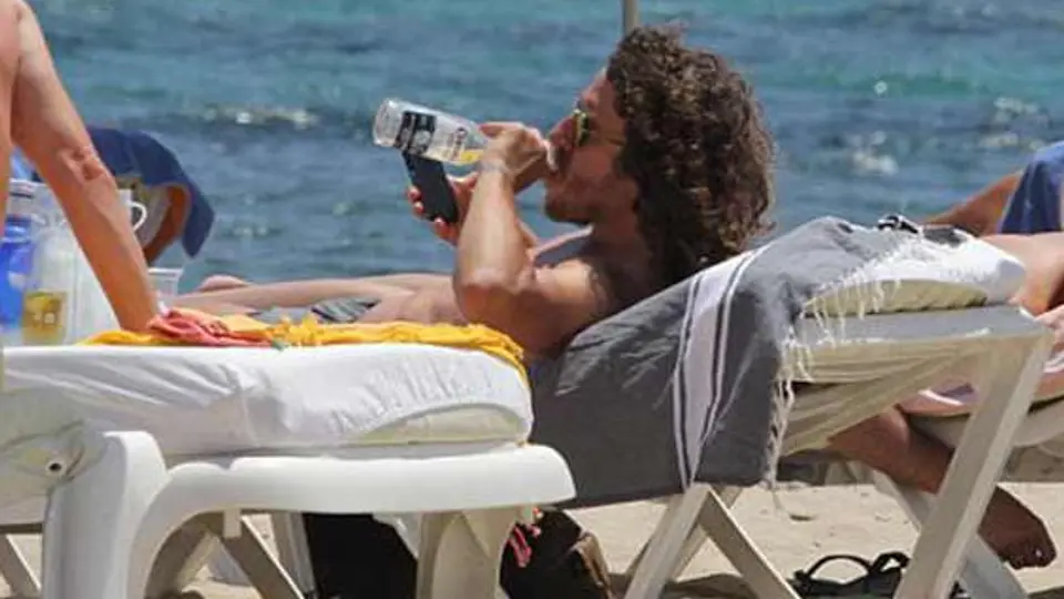 Carles Puyol, una tarde de cervezas en la playa