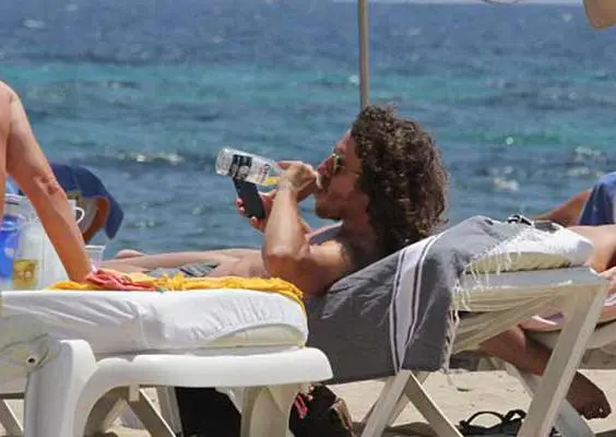 Carles Puyol, una tarde de cervezas en la playa