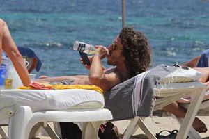 Carles Puyol, una tarde de cervezas en la playa