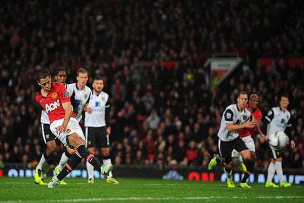 Javier, marca de penal el primer gol para el Manchester United | AP