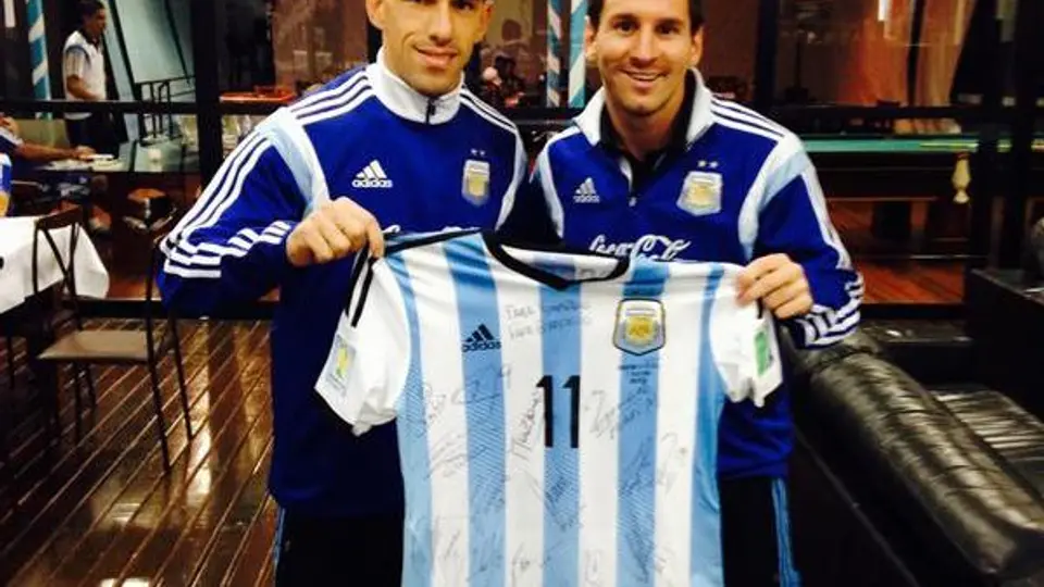 Argentina regala playera autografiada al Papa
