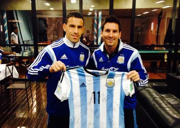 Argentina regala playera autografiada al Papa