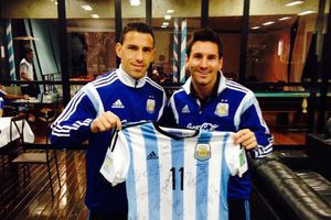 Argentina regala playera autografiada al Papa
