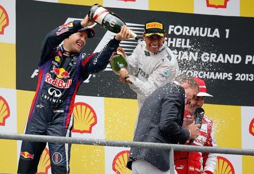 El tradicional baño de champagne entre los ganadores al término de la carrera | AP