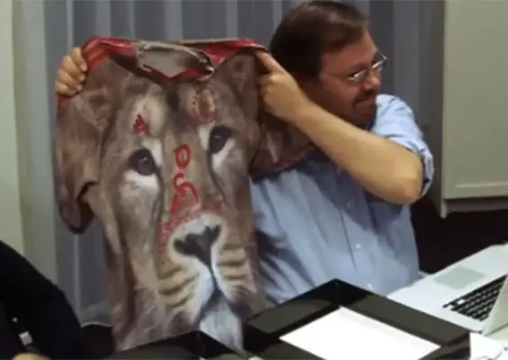 Engañan a jugadores del Ajax con horribles nuevos uniformes