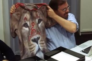 Engañan a jugadores del Ajax con horribles nuevos uniformes