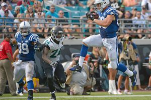 Luck lidera paliza de Indianapolis a Jacksonville