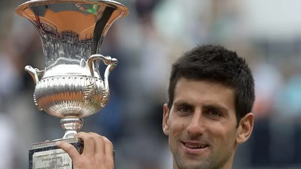 Djokovic se impone a Nadal y se corona en Italia