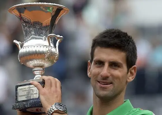 Djokovic se impone a Nadal y se corona en Italia