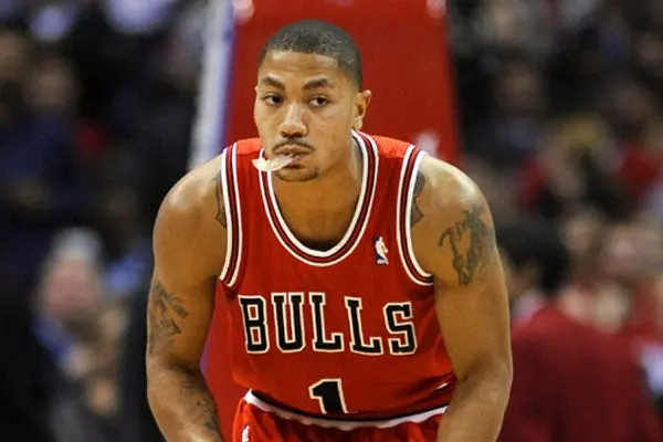 Derrick Rose volvería a la duela en Playoffs
