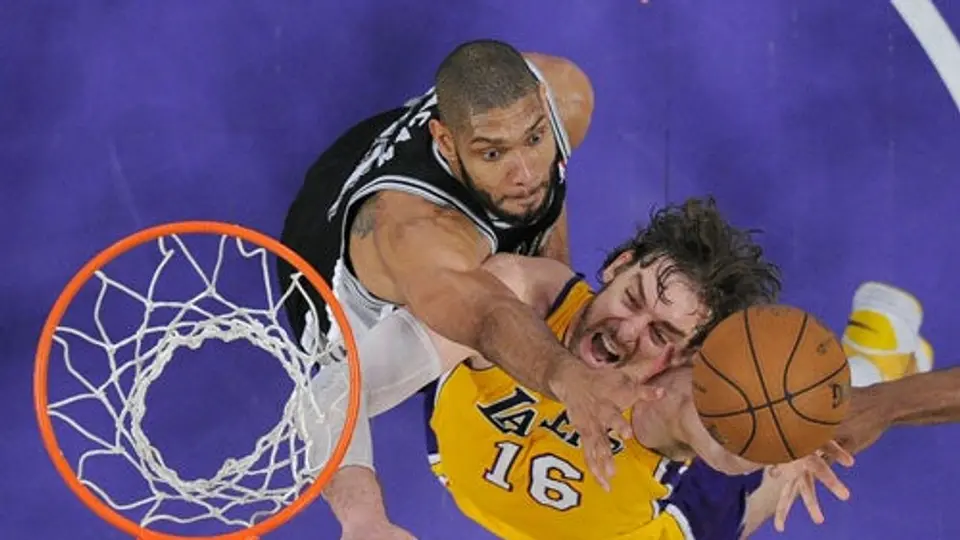 Spurs vencen a Lakers, y están a un juego de calificar