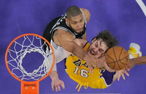 Spurs vencen a Lakers, y están a un juego de calificar