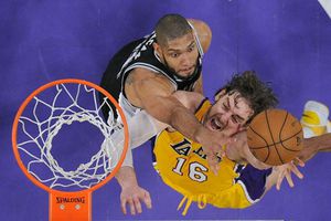 Spurs vencen a Lakers, y están a un juego de calificar