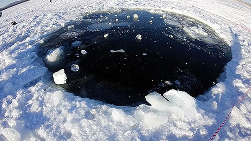Encuentran fragmento de meteorito en el fondo de lago ruso