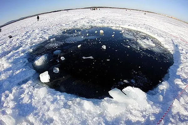 Encuentran fragmento de meteorito en el fondo de lago ruso