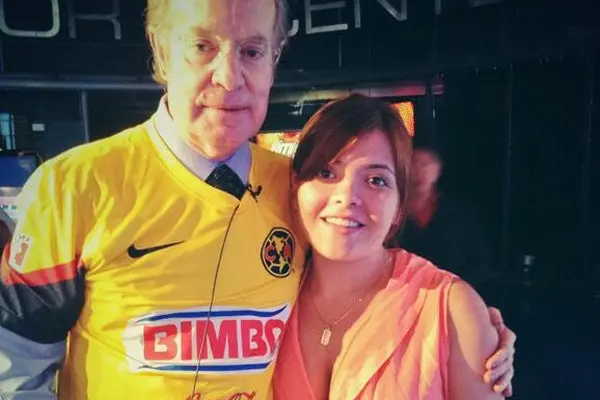 José Ramón cumple apuesta y se pone playera del América