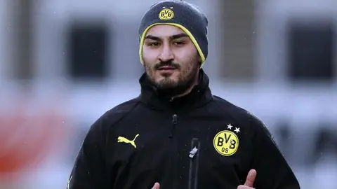 Gundogan renueva con el Borussia Dortmund