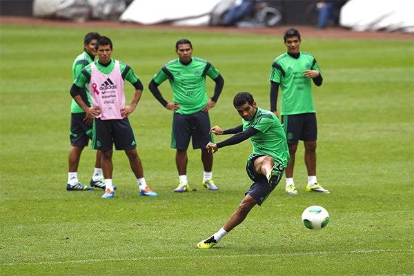 Momento en que Rafa Márquez conecta el balón en la práctica de penales| BERNARDO MALDONADO