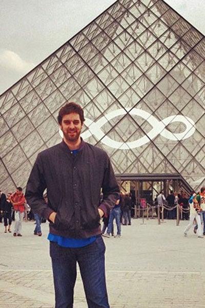 Tras ver la final de Roland Garros, Pau Gasol sigue en París. Aquí en su visita al Louvre | ESPECIAL